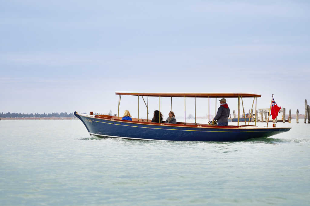 ELEGANZA VINTAGE: TOUR IN BARCHE D'EPOCA CON CLASSIC BOATS VENICE