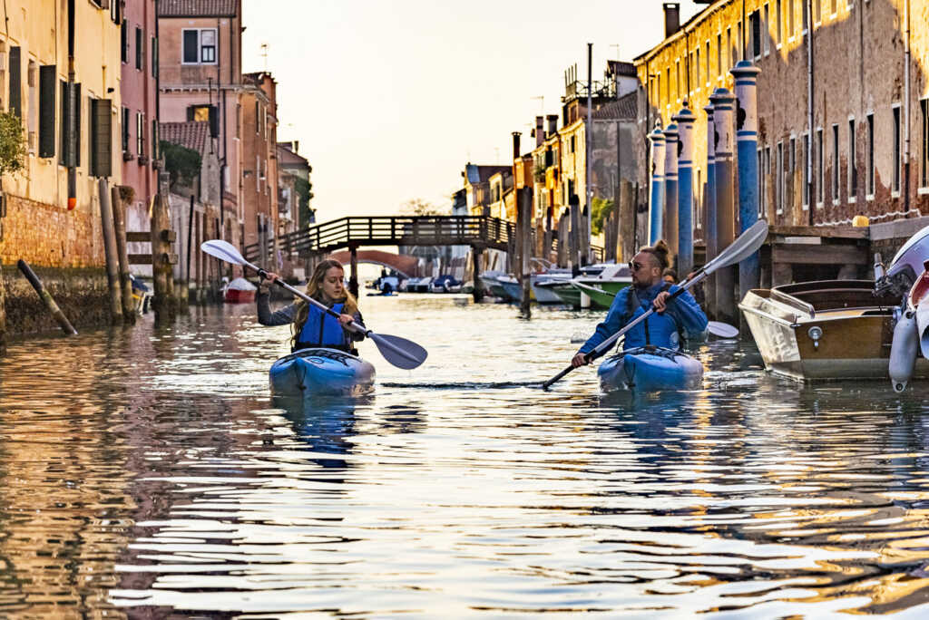 IN KAYAK, BARCA O A PIEDI: GODERSI VENEZIA CON CAO RIO