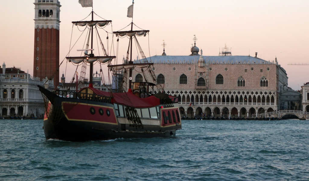 LE CENE EMOZIONANTI DI GALLEON DINNER CRUISE IN VENICE