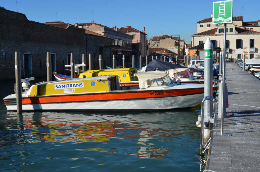 The water transport service to bypass architectural barriers