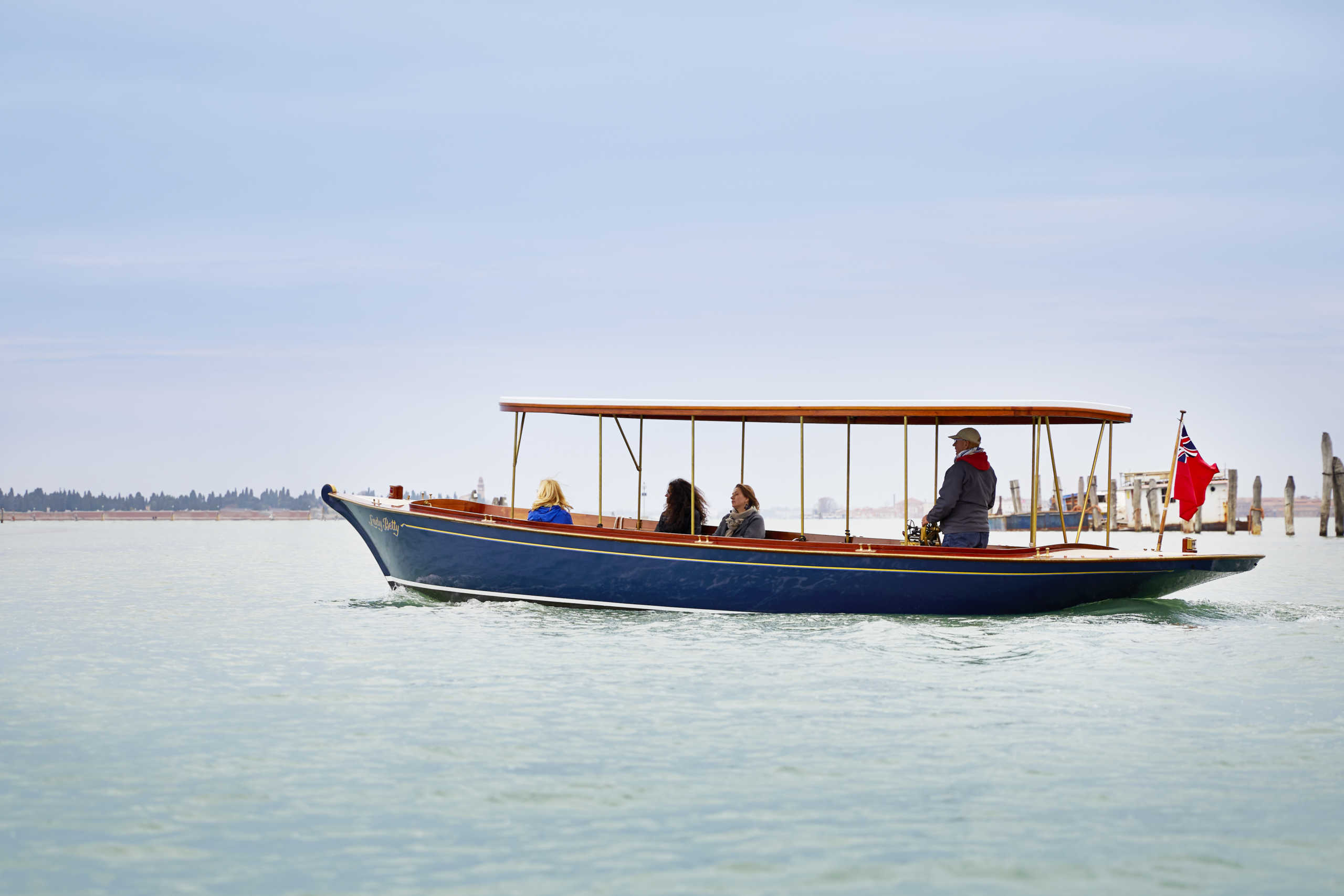 ELEGANZA VINTAGE: TOUR IN BARCHE D’EPOCA CON CLASSIC BOATS VENICE