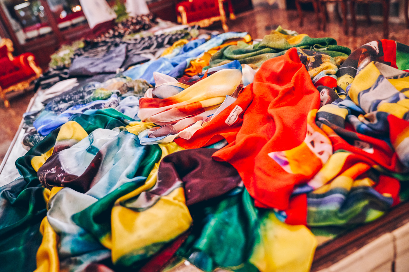 Da una formella di vetro ad un foulard di seta: le magie della famiglia Moretti