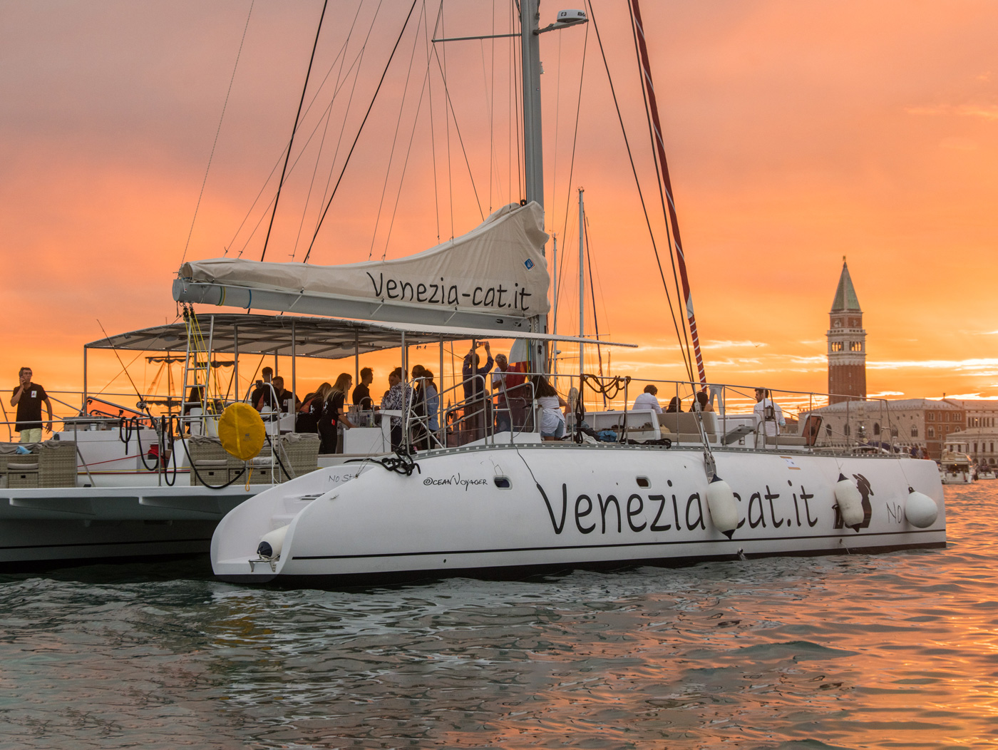 MUSICA LIVE, DRINK E PANORAMI MOZZAFIATO IN CATAMARANO